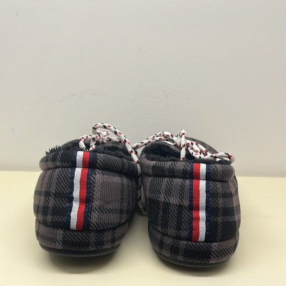 Tommy Hilfiger Gray Plaid Fluffy Slippers Men’s Size 9 (NWOT) - Picture 6 of 6